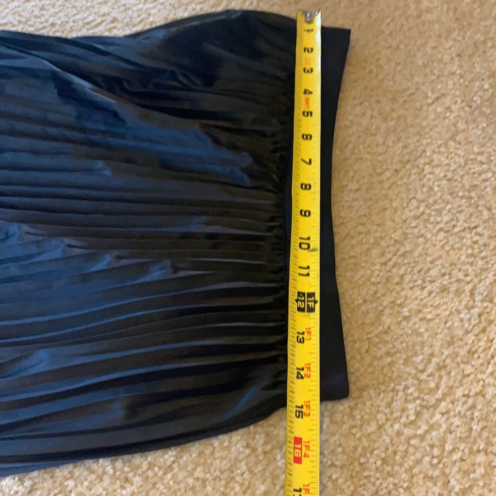 T TAHARI PHEOBE Black Satin Pleated Skirt size M - Picture 10 of 15